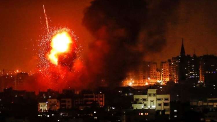 طيران الاحتلال الإسرائيلي يستهدف مواقع في شرق جباليا بقطاع غزة