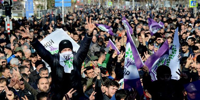 آلاف الأتراك يتظاهرون في ديار بكر تنديدا بسياسات أردوغان القمعية