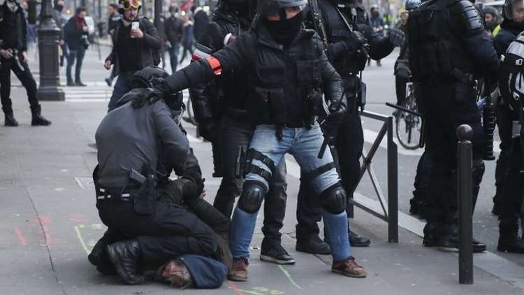 الشرطة الفرنسية تحتجز أكثر من 20 محتجا في باريس