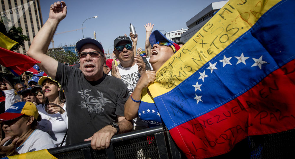 المعارضة الفنزويلية يخترقون طوقا للشرطة عند جسر حدودي مع كولومبيا