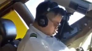 طيار نائم في قمرة القيادة أثناء رحلة جوية لـ«بوينغ 747»
