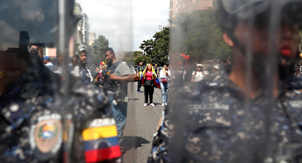 اشتباكات بين الشرطة ومتظاهري المعارضة في فنزويلا