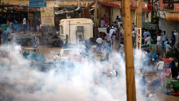 الشرطة السودانية تفرق محتجين في الخرطوم وأم درمان