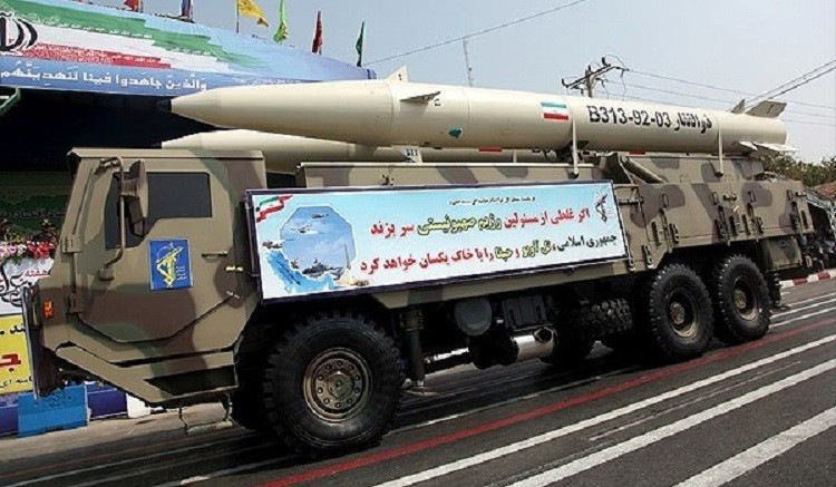 إيران تجري عرضا لصاروخ باليستي "لا يرصده الرادار"