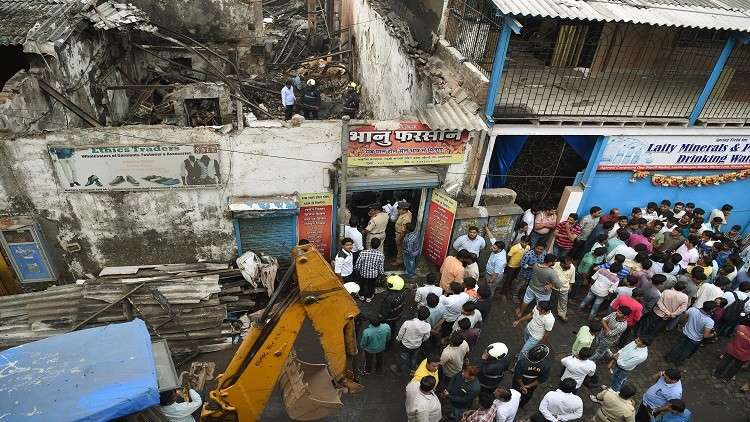 مصرع 12 شخصا في حريق وانهيار مبنى في مومباي