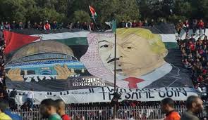 على خلفية "تيفو القدس والملك سلمان".. إقالة مسؤولين أمنيين في الجزائر