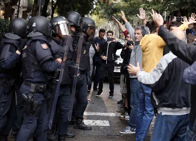 الحكومة الإسبانية تبدأ سحب تعزيزات الشرطة التي أرسلتها إلى كتالونيا