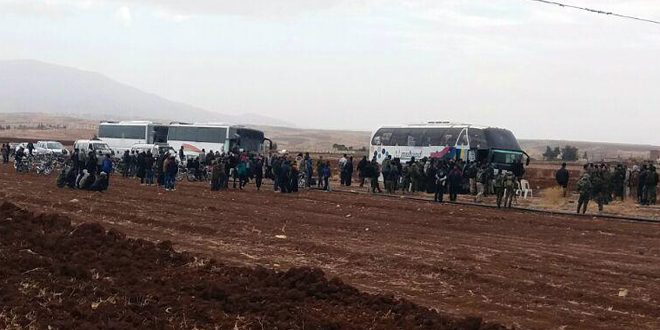 المجموعات المسلحة تحرق مقارها لدى وصول الجيش العربي السوري .. وإخراج العشرات مع بعض أفراد عائلاتهم  باتجاه إدلب و درعا (فيديو)
