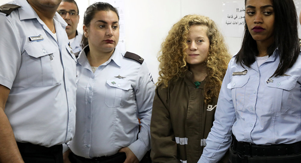 "إسرائيل" تمدد اعتقال عهد التميمي ووالدتها