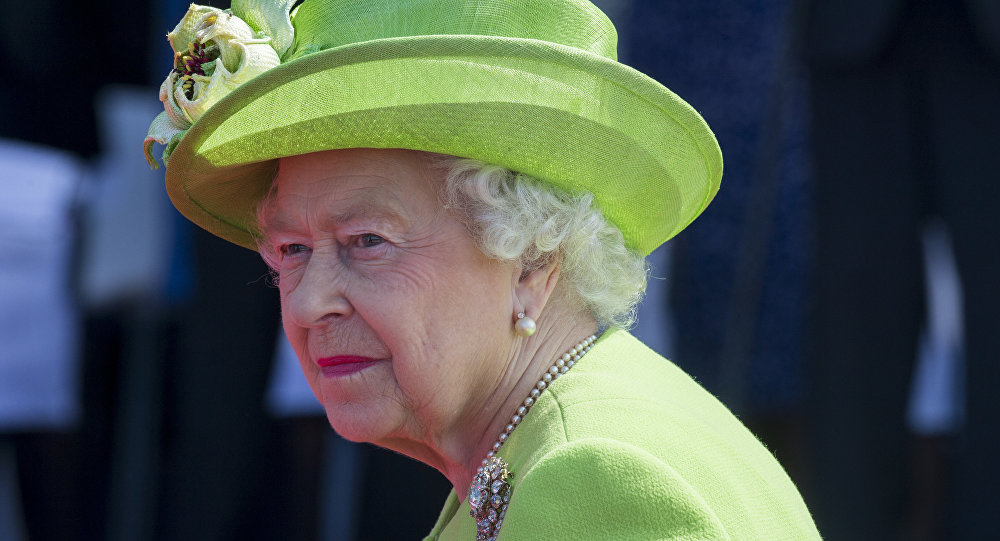 ملابس الملكة إليزابيث الداخلية تثير أزمة