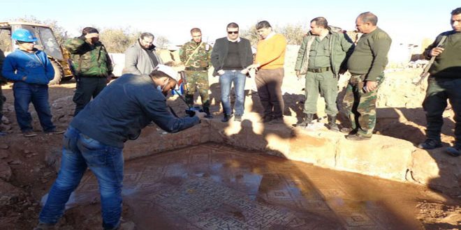 وحدة من الجيش تعثر على 3 لوحات فسيفسائية أثرية في محيط بلدة عقيربات بريف حماة