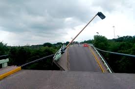 بالفيديو...انهيار جسر في كولومبيا