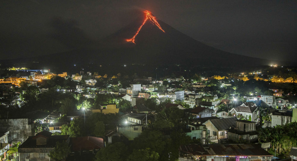 الفلبين تحذر مواطنيها من أن يبتلعهم بركان