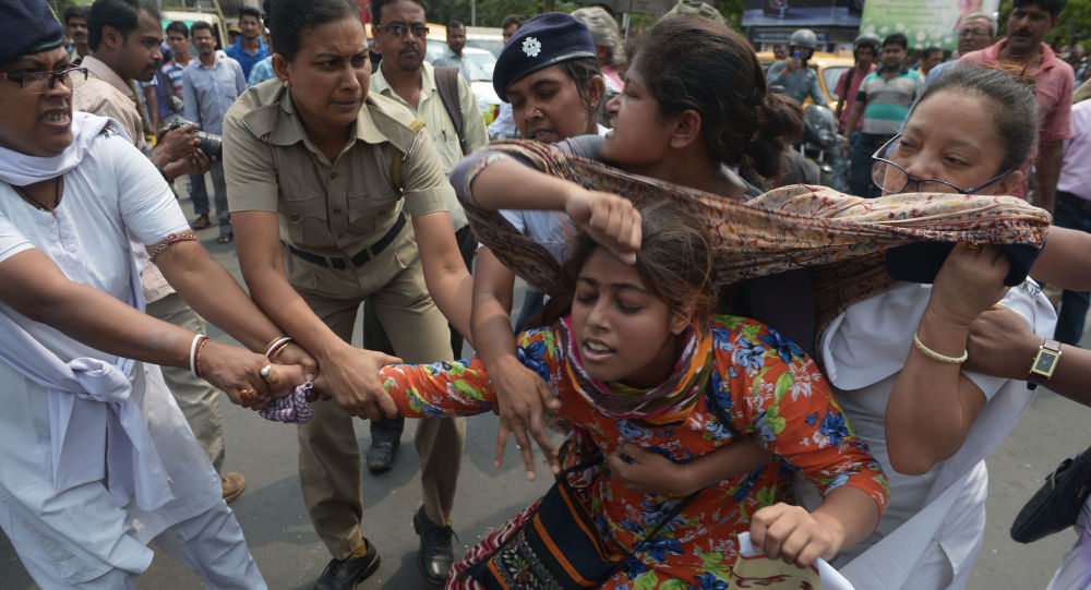 فيديو... مشهد عاطفي في فيلم يشعل احتجاجات دامية بالهند