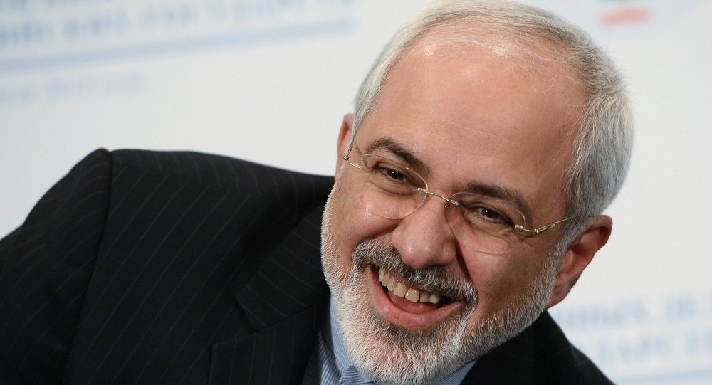 وزير الخارجية الإيراني يسخر من أمريكا بكيس رقاقات البطاطس