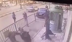 بالفيديو... شرطيون مصريون ينقذون طفلا سقط من الطابق الثالث
