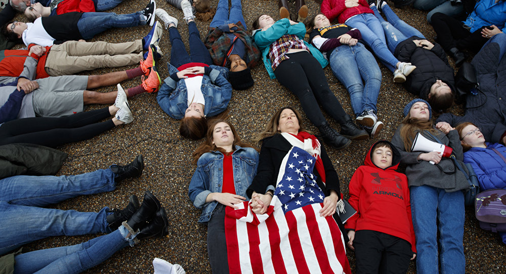 طلاب يستلقون أمام البيت الأبيض بعد هجوم فلوريدا