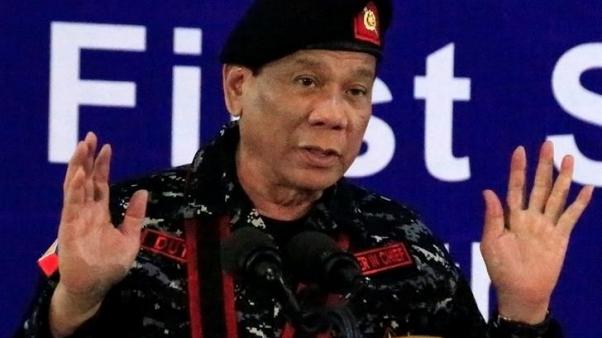 رئيس الفلبين يأمر الشرطة والجيش بعدم التعاون مع أي تحقيق في حربه على المخدرات