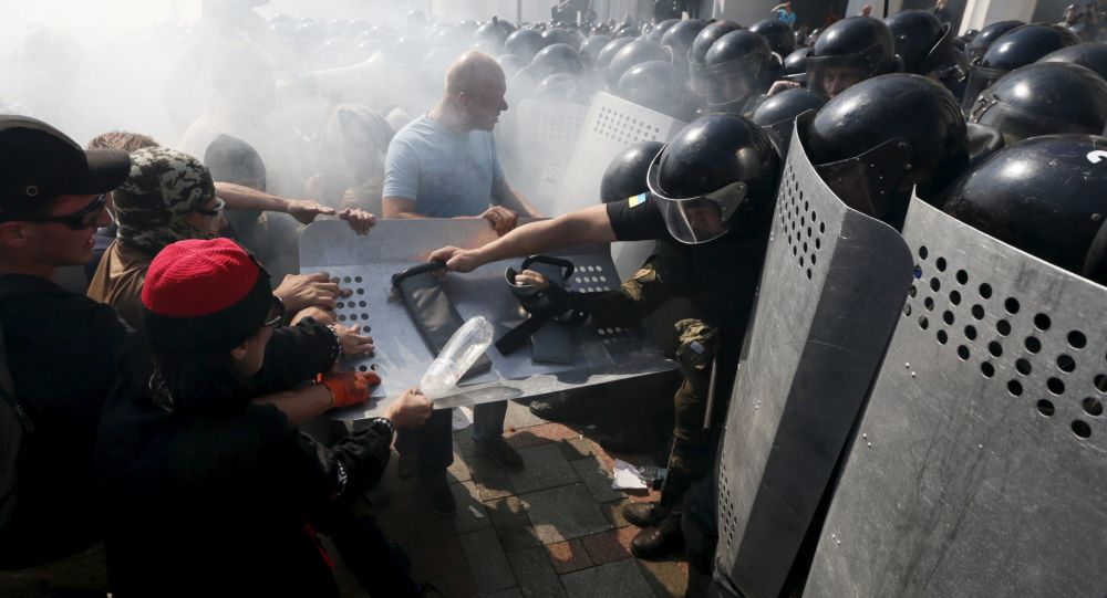 مظاهرات في أوكرانيا والشرطة تعتقل أكثر من 100 شخصا