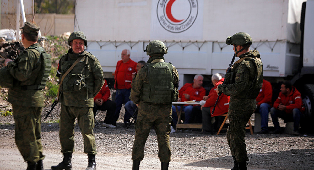 مركز المصالحة الروسي: القافلة الإنسانية التابعة لـ"الهلال الأحمر" تعود من الغوطة الشرقية