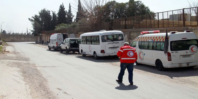 الإرهابيون يواصلون استهداف الممر الآمن بالقذائف لمنع المدنيين من الخروج من الغوطة