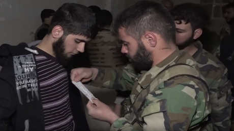 بالفيديو....استسلام مسلحي "النصرة" للجيش السوري لترحيلهم إلى إدلب