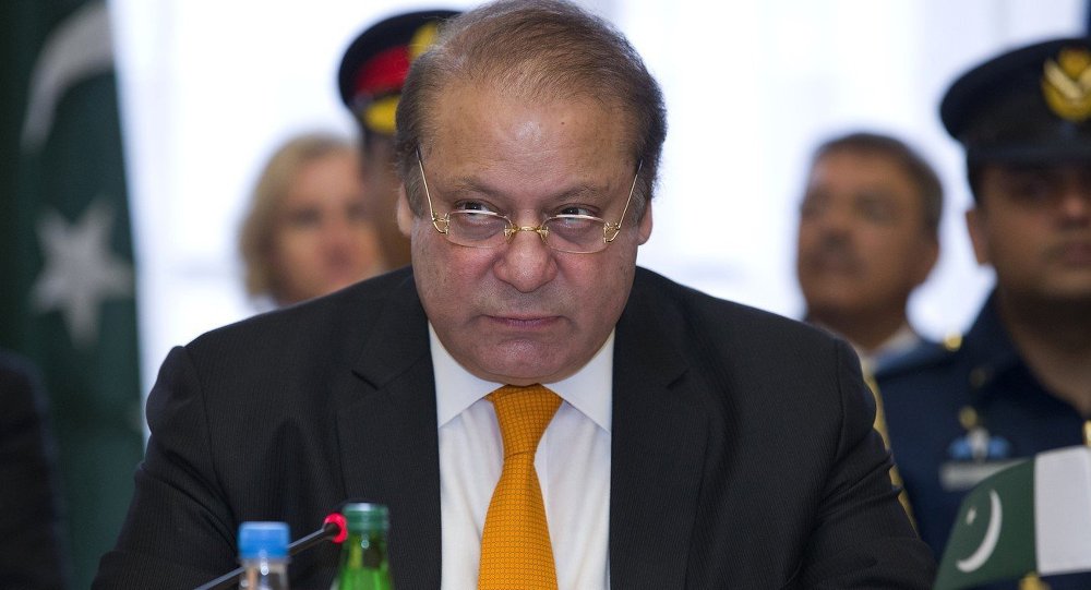 بالفيديو... رئيس وزراء باكستان السابق يتعرض لاعتداء بالحذاء