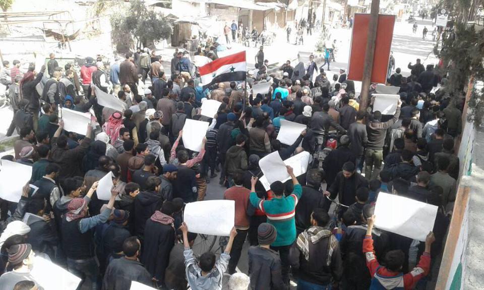 تظاهرات في بلدات سقبا و حمورية و كفربطنا في الغوطة الشرقية تطالب بخروج التنظيمات المسلحة