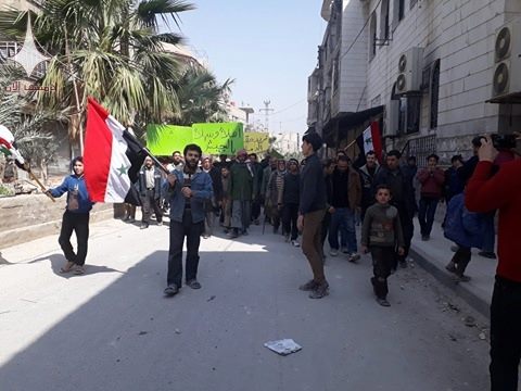بالصور.. الآلاف من أهالي الغوطة يتظاهرون ويطالبون بإخراج المسلحين