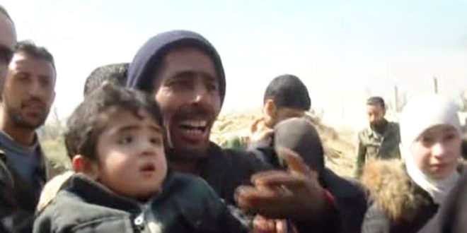 الجيش يؤمن خروج عدد من عائلات الغوطة الشرقية عبر الممر الآمن في مخيم الوافدين