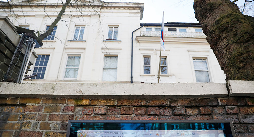 سفير روسيا في لندن يطالب بتقديم عينات من المادة المستخدمة في تسميم سكريبال