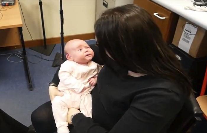 بالفيديو... رد فعل طفلة سمعت صوت والدتها للمرة الأولى
