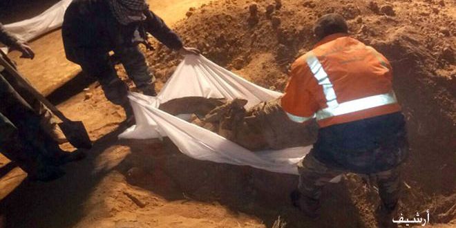 العثور على مقبرتين جماعيتين تضمان جثامين شهداء قضوا على أيدي الإرهابيين بريف حماة