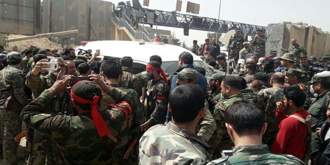 الجيش يحرر 13 مختطفا في مدينة حرستا… مغادرة 30 حافلة تقل 1580 شخصا بينهم 413 مسلحا إلى إدلب