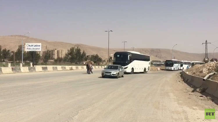بالفيديو.. الحافلات تنقل مسلحي حرستا وعائلاتهم إلى إدلب