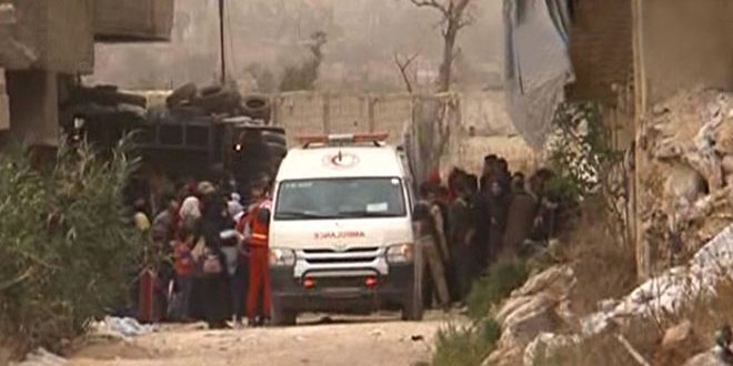 خروج 1700 مدني من الغوطة الشرقية… والتنظيمات الإرهابية تستهدف بالرصاص ممر مخيم الوافدين لمنع الأهالي من الخروج