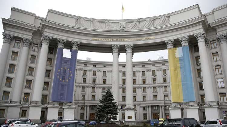 كييف: الخروج من رابطة الدول المستقلة وفسخ معاهدة الصداقة مع روسيا على طاولة الرئيس