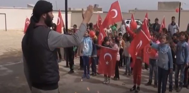 أطفال “عفرين” يجبرون على تحية “أردوغان” وشكره لاحتلال مدينتهم