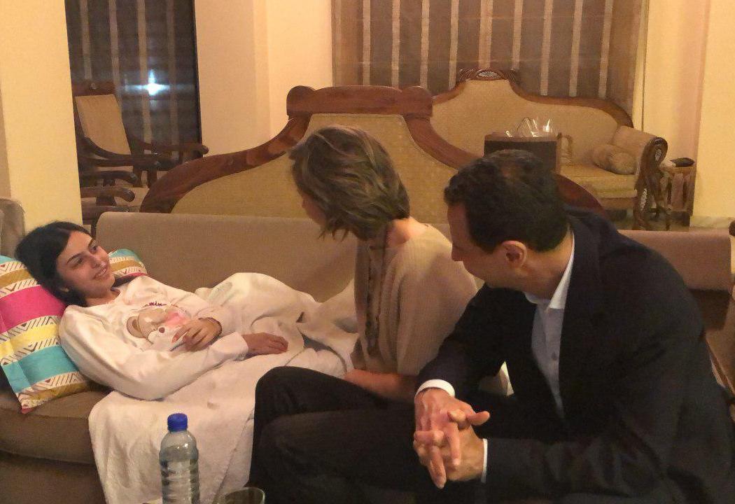 الرئيس الأسد والسيدة أسماء في زيارة لمنزل احدى ضحايا الإرهاب لمعايدتها في عيد الفصح المجيد