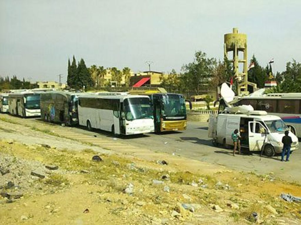 خروج 24حافلة تقل 1198 إرهابياً مع عائلاتهم من ( جيش الاسلام) من دوما باتجاه جرابلس