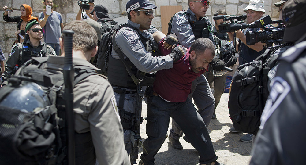 البرلمان العربي يطالب بتشكيل لجنة دولية لتفتيش سجون إسرائيل