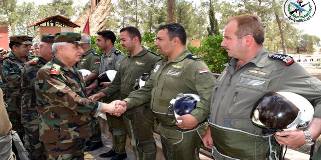 بتوجيه من الرئيس الأسد.. العماد أيوب يتفقد بعض تشكيلات الجيش والقوات المسلحة العاملة بالقلمون الشرقي