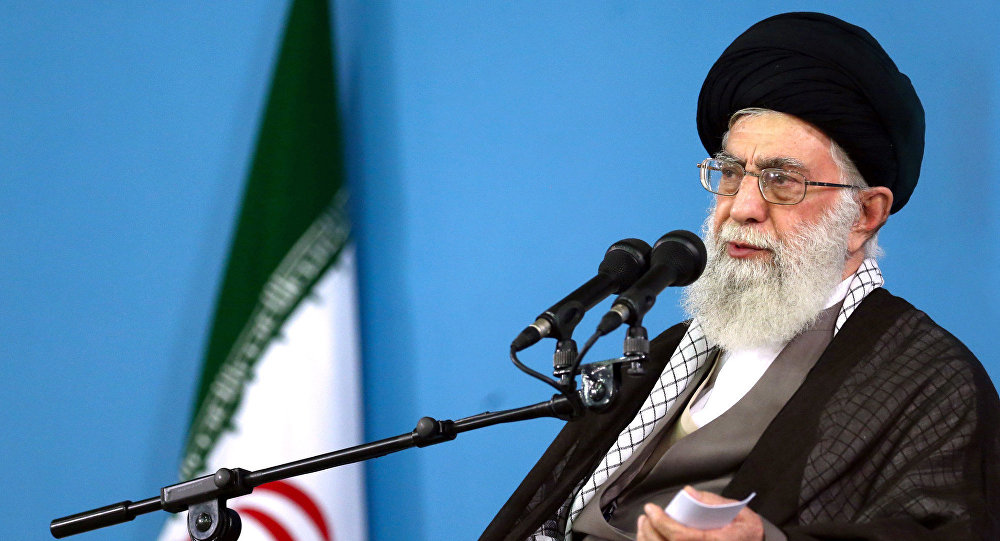 خامنئي: "إيران ستصمد في وجه محاولات الترهيب الأمريكية"