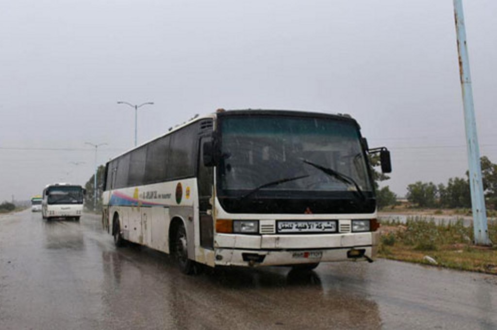 إخراج 70 حافلة تقل المئات من الإرهابيين غير الراغبين بالتسوية وعائلاتهم من ريفي حمص الشمالي وحماة الجنوبي إلى شمال سورية