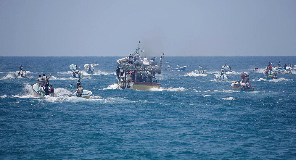 زوارق حربية إسرائيلية تعترض طريق سفينة الحرية قبالة شواطئ غزة