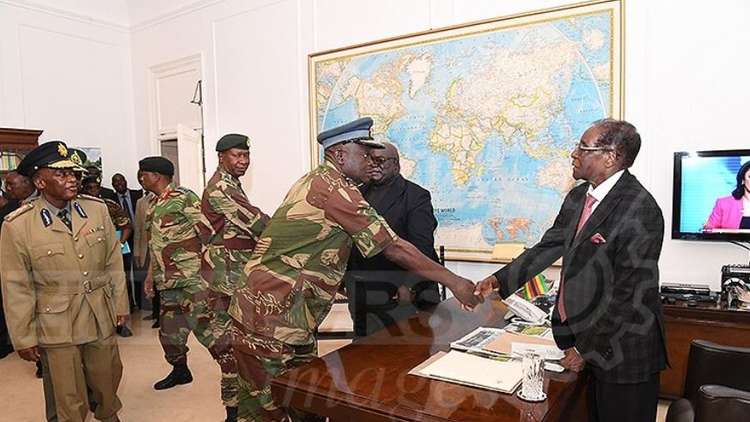 زيمبابوي.. موغابي يلتقي قادة الشرطة والجيش ويضرب عن الطعام احتجاجا على احتجازه