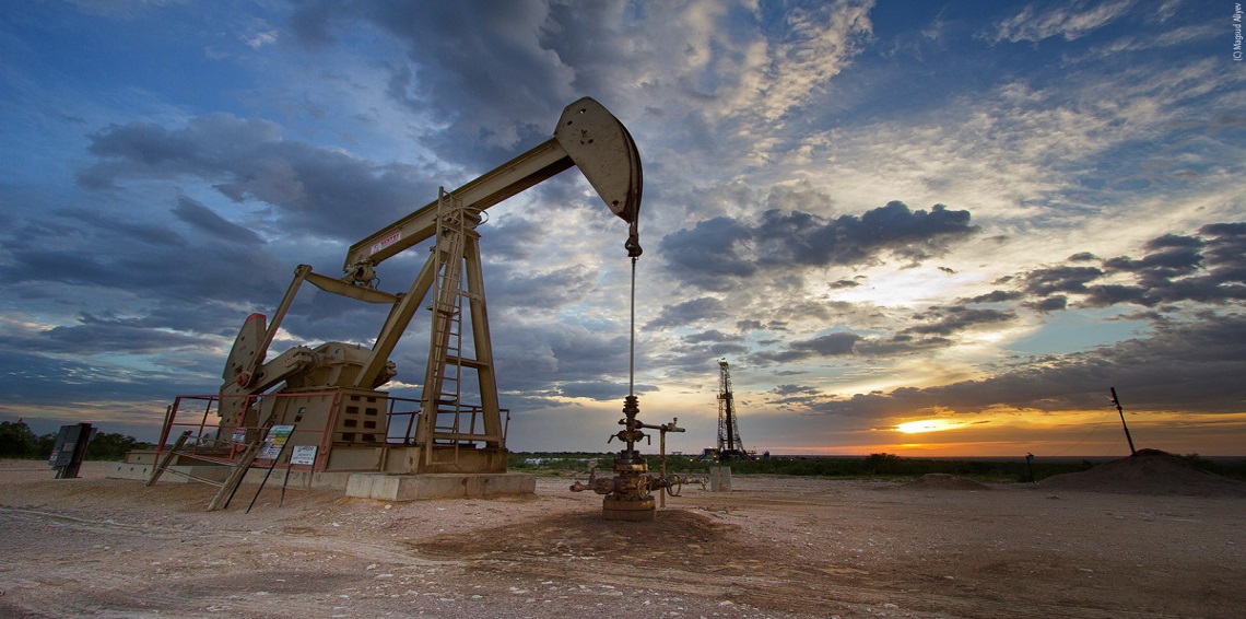 النفط يبدد مكاسبه في ظل زيادة الإنتاج الأمريكي