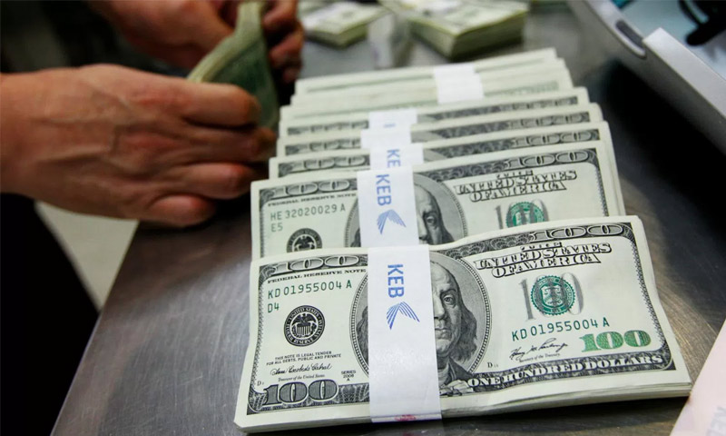 “المركزي” يخفض دولار الحوالات إلى 490 ليرة