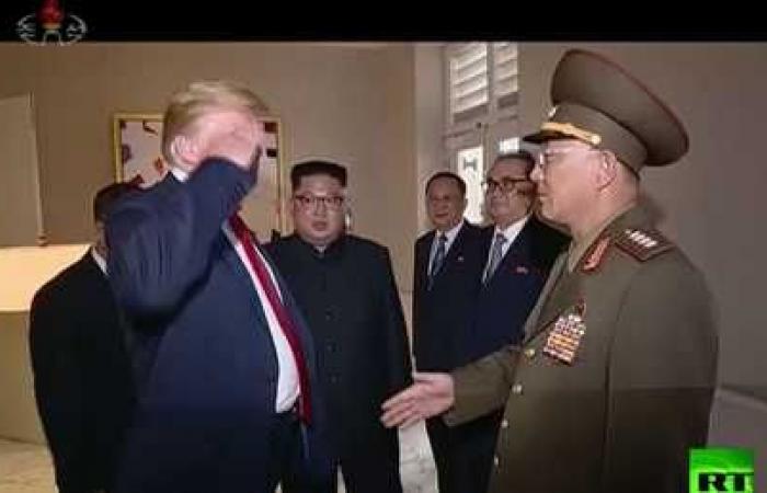 في موقف محرج.. ترامب يؤدي تحية عسكرية لوزير دفاع كوريا الشمالية وواشنطن توضح