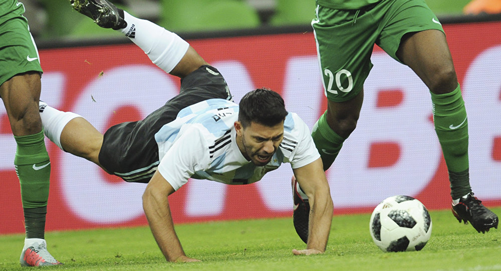 أجويرو يتعرض للإغماء خلال مباراة الأرجنتين ونيجيريا